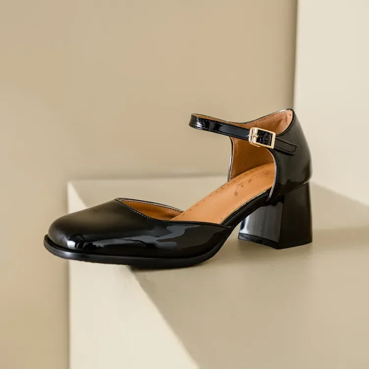 Encre Mary-Jane Pump in zwart lak met blokhak, op sokkel